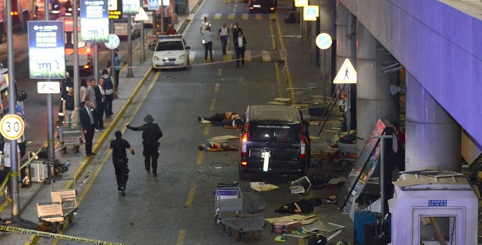 Un atentado causa 36 muertos y 147 heridos en el aeropuerto de Estambul -se renovó