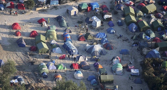 Atracan a dos periodistas alemanes en el campo de refugiados de Calais 
