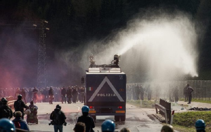 Italien: Schwere Ausschreitungen bei Demo am Brenner-Pass