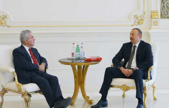 Ilham Aliyev,el presidente de la República de Azerbaiyán admite al expresidente austríaco