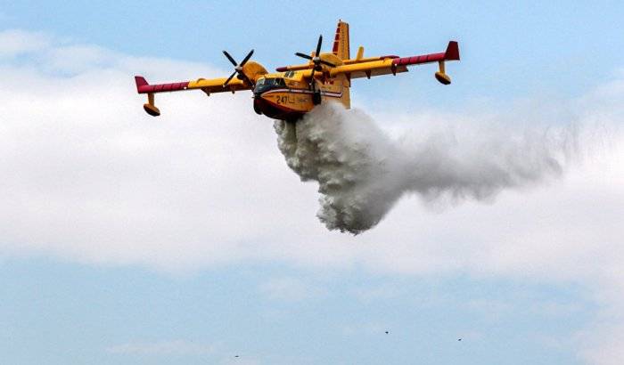 Bomberos logran controlar incendio forestal en ciudad estadounidense de Los Ángeles