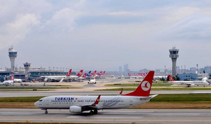Dos aviones chocan en un aeropuerto de Estambul