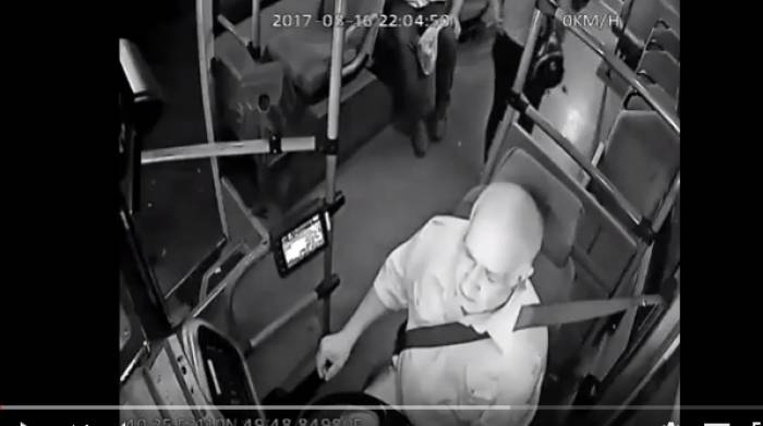 Bakıda görünməmiş olay: Sərnişin avtobusda silah çəkdi (VİDEO) 