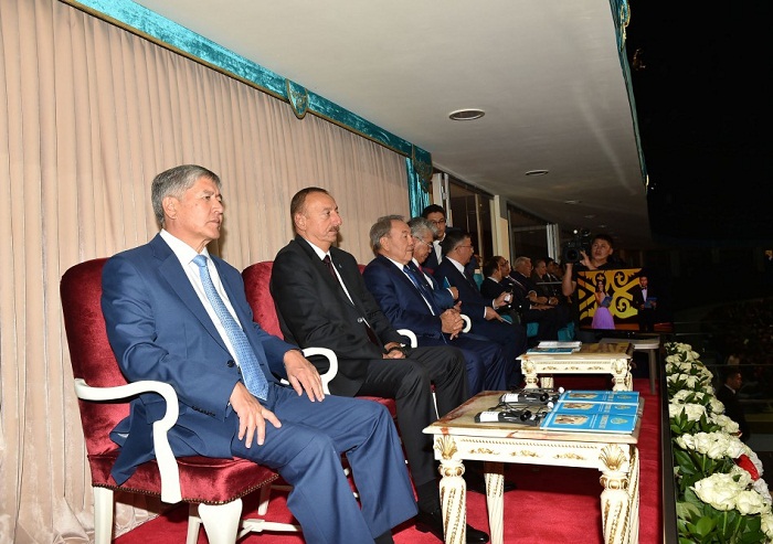 Aserbaidschans Präsident Ilham Aliyev hat sich in Astana ein Spektakel anlässlich des 550. Jahrestages des kasachischen Khanats angesehen