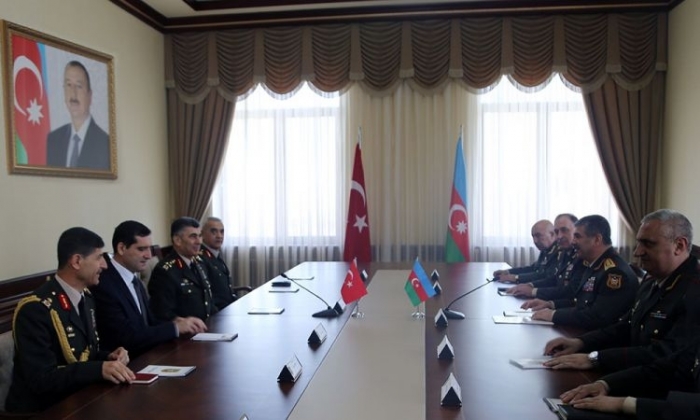 Azerbaijan’s Defense Minister meets with Commander of Land Forces of Turkey