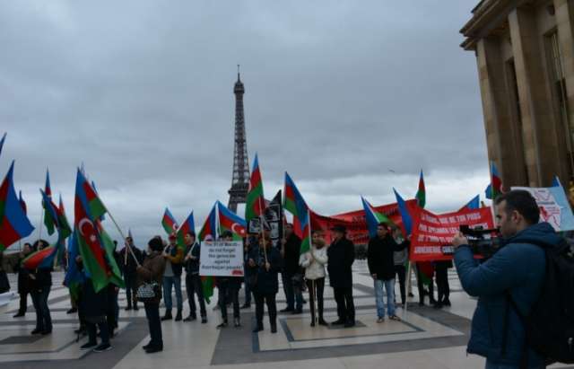 Aserbaidschanische Diaspora protestiert gegen Besuch von Armeniens Präsident in Frankreich