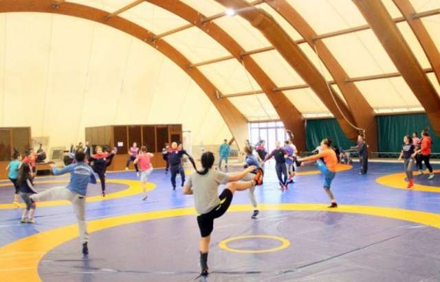 Azerbaijani female wrestlers continue their training camp in Ukraine