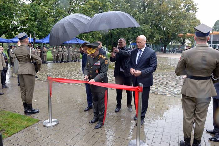 Aserbaidschanischer Minister nimmt an der Eröffnung des Denkmals für führende Militärs der ADR in Warschau teil - FOTOS