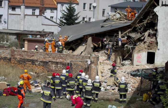Pologne: Un immeuble s'effondre: six morts