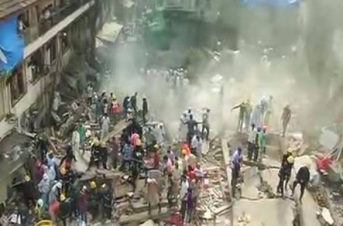 Un immeuble s'effondre à Bombay