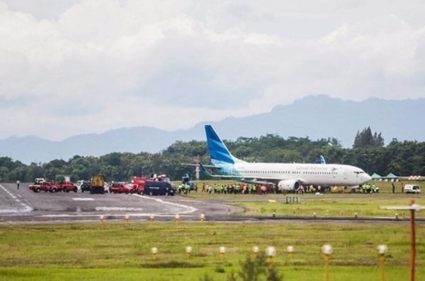 Indonésie: Un avion de ligne sort de piste en atterrissant