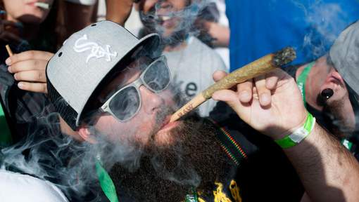 Fumer du cannabis au boulot ou dans les bars, c`est bientôt possible à Denver