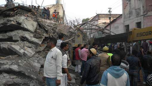 7 morts dans l`effondrement d`un building en construction en Inde