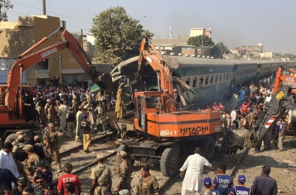 Un accident de train fait plusieurs morts à Karachi - VIDEO