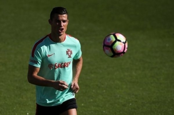 Ronaldo ne voit pas le Ballon d`Or lui échapper