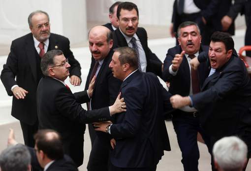 Nouvelle rixe au Parlement en Turquie, des députées blessées