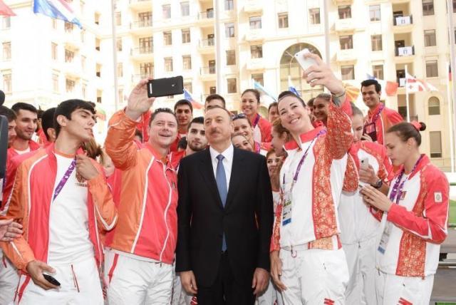 Prezident idmançılara mənzil bağışladı