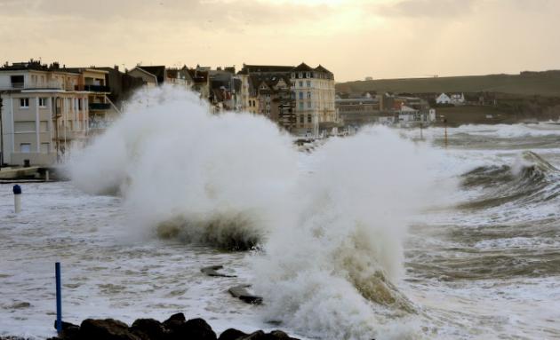 Intempéries: des vents à près de 140 km/h, les premières vagues déferlent