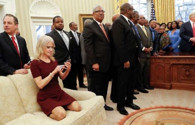 Conway fläzt auf Couch im Weißen Haus