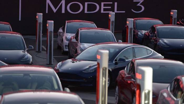 Tesla kündigt Hunderten Mitarbeitern