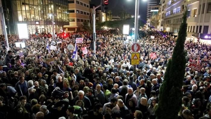 Zehntausende protestieren gegen Netanjahu