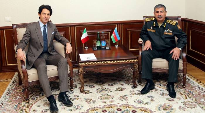 L'Azerbaïdjan et l'Italie discutent de la coopération militaire