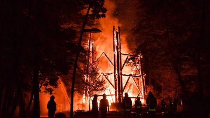 Frankfurter Goetheturm brennt nieder