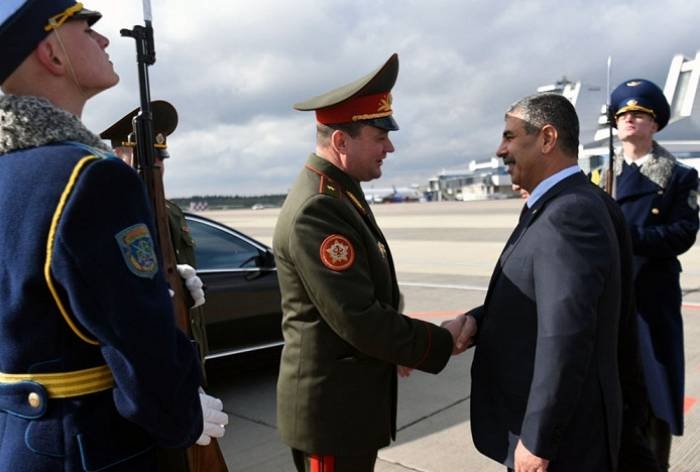 Defense Minister familiarizes with military equipment produced by Belarus - PHOTO