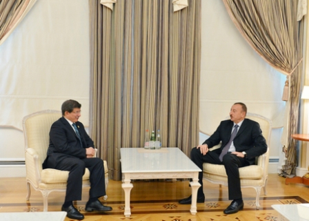 İlham Əliyev Davudoğlunu təbrik etdi