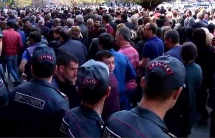 Protest staged outside government building in Yerevan
