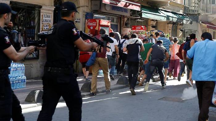 Polizei stoppt Schwulenparade in Istanbul