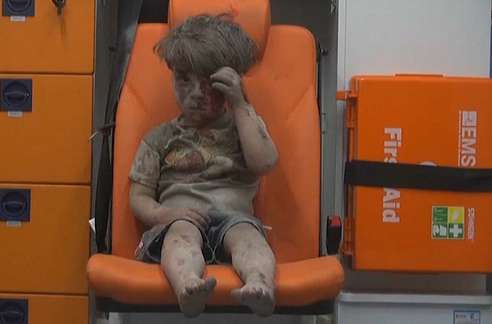Syrie: la vidéo d`un enfant rescapé d`un bombardement à Alep rappelle au monde l`ampleur du conflit - VIDEO