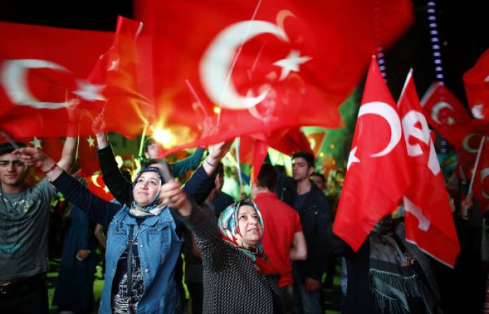 Turquie : le parti au pouvoir se réunit pour réintégrer Erdogan