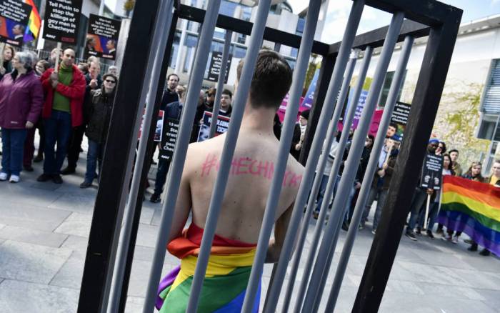 Des milliers de photos de couples LGBT publiées contre la répression homophobe en Tchétchénie