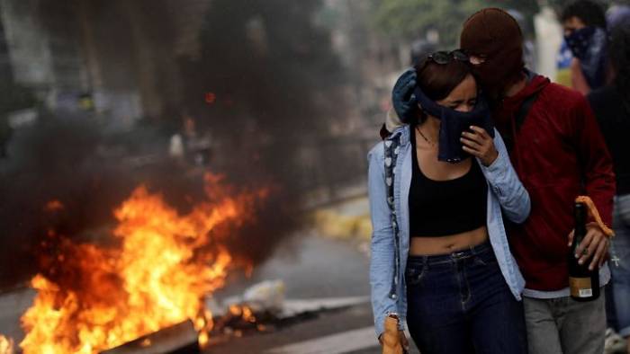 Tränengas gegen Demonstranten in Caracas