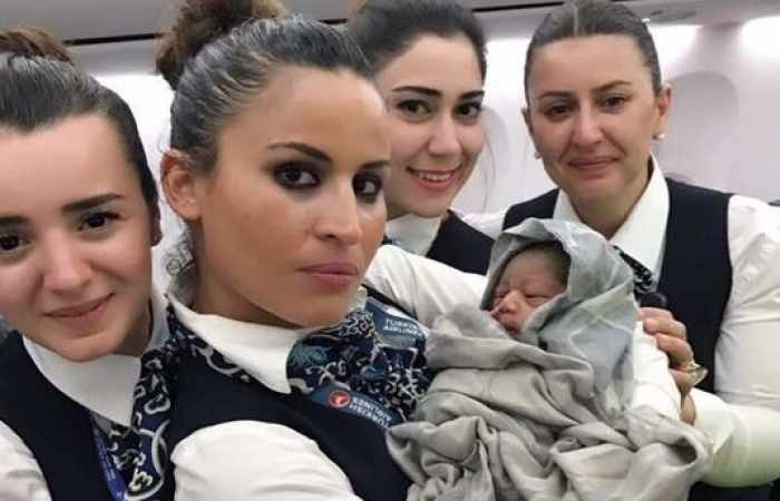 Air-Baby: Turkish Airlines-Crew hilft Kadiju auf die Welt