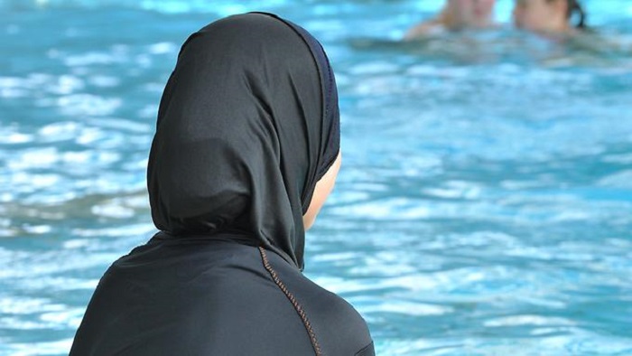 Badegäste poltern gegen Burkini-Trägerinnen