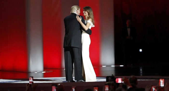 Trump y su esposa Melania dan comienzo a los bailes de gala 