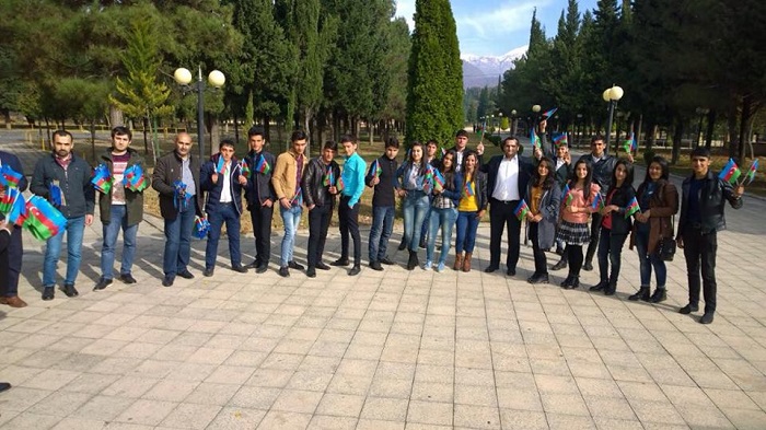 Parlament jurnalistləri bayraq aksiyası keçirib- Fotolar