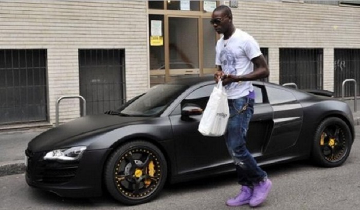 Mario Balotelli emboutit la voiture de son agent