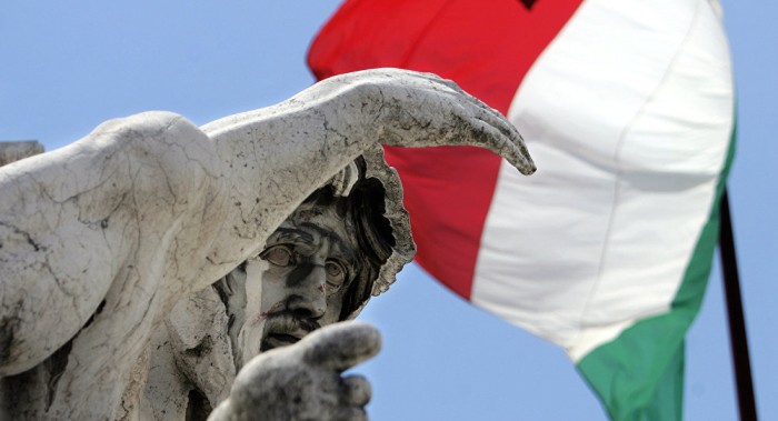 Banderas de Italia a media asta en memoria de víctimas del terremoto  