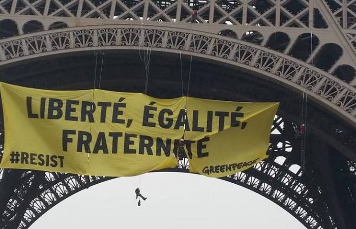 Greenpeace déploie une banderole anti-FN sur la tour Eiffel