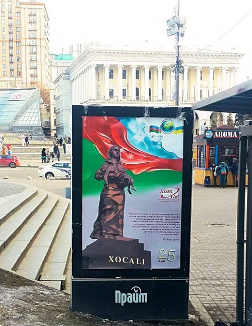 Im Zentrum von Kiew Banner für Völkermord von Chodschali platziert