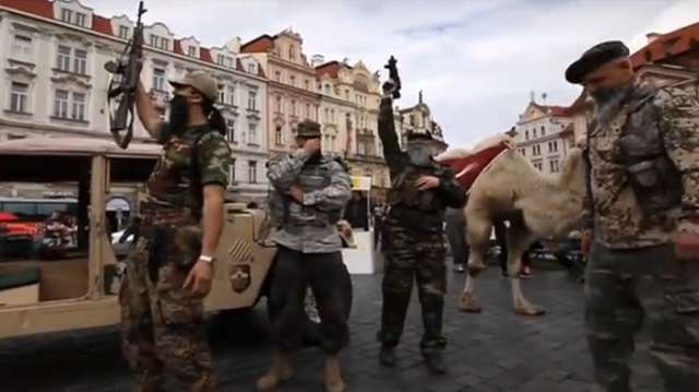 Barbas, armas y un camello: un grupo islamófobo finge un ataque del Estado Islámico en Praga 
