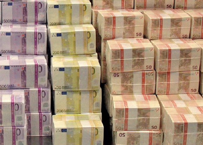 Schweizer holen ihr Geld von der Bank und horten Bargeld