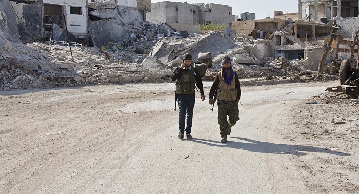 Une série d`explosions frappe une base militaire kurde en Syrie