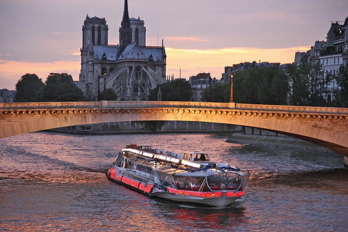 Touchée par les attentats, la ville de Paris lance une opération de séduction touristique