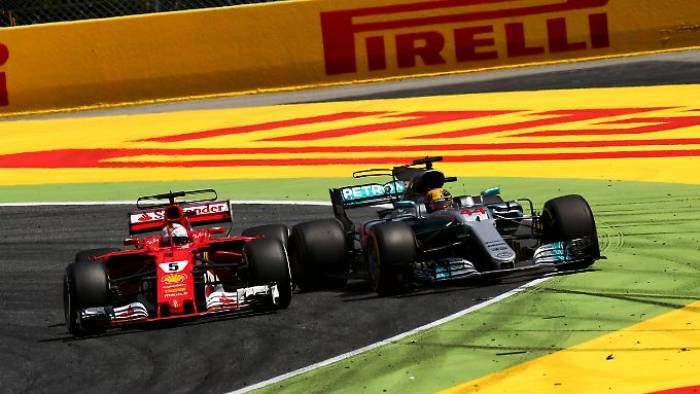 Vettel  spektakelt, blufft Mercedes?