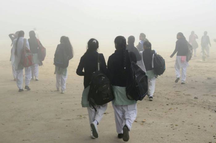 Inde: les écoles rouvrent malgré la pollution