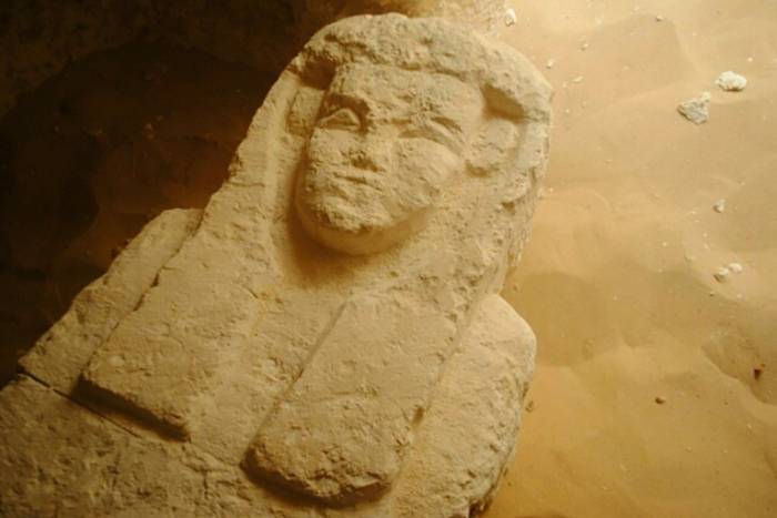 Des archéologues découvrent trois tombeaux millénaires dans le sud de l'Egypte